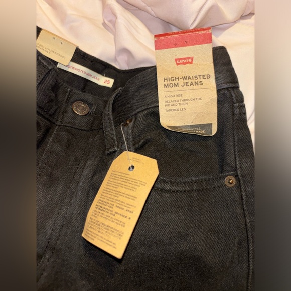 NWT Levi’s High Waisted Mom Jean - Picture 5 of 12